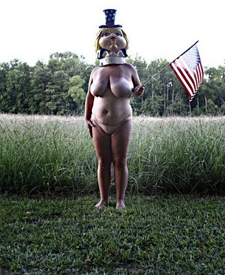 fuckfuckyeahyeah:  placeboKatz: photography: naked america ( via Happy Famous Artists )