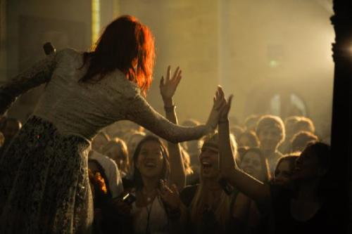 warhol-dreams:  iheardyoulike:  high fiving florence    dream!