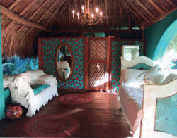 grayskymorning:  annabananabreath:  Betsey Johnson’s Mexican Villa, “Betseyville” 