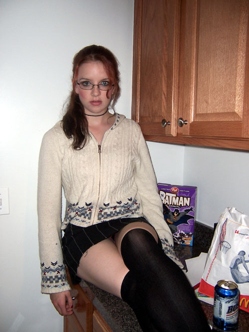 girlswithglasses:random girl #3013batman cereal. mcdonald’s. and beer. haha.gafapasteras:Fuente: pos