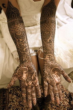 kari-shma:  Mehndi/henna (via darcitananda) this is what traditional indian bridal henna looks like. 