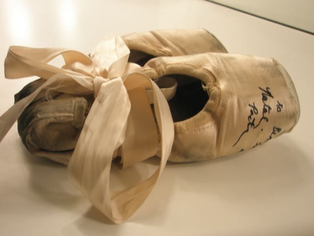 misplacedwhimsy:sweetcherrytulips:craftsforacause:    Natalie Portman, signed the