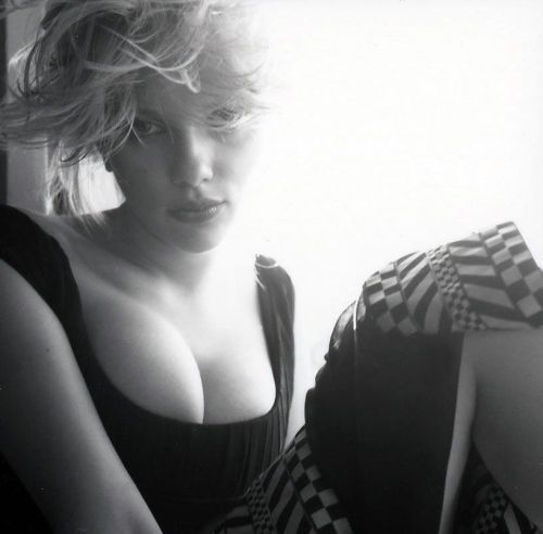 Heti Scarlett(via myloveforscarlett)
