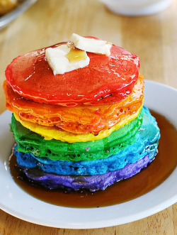 (via loveyourchaos) I want to make you rainbow pancakes every morning.