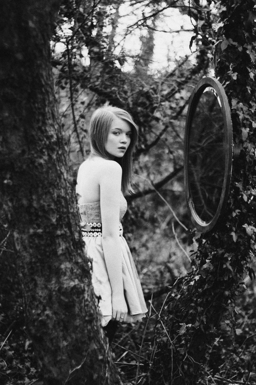 caged-whispers:  “through the looking glass” 