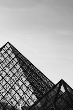 unrealityblackandwhite:  enmodephoto:  glass pyramids (louvre - paris 2009)  