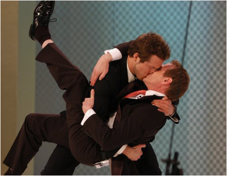 elniapo:  alwayscurious:  Ryan Reynolds kissing Scott Thompson via www.ohlalaparis.com)  