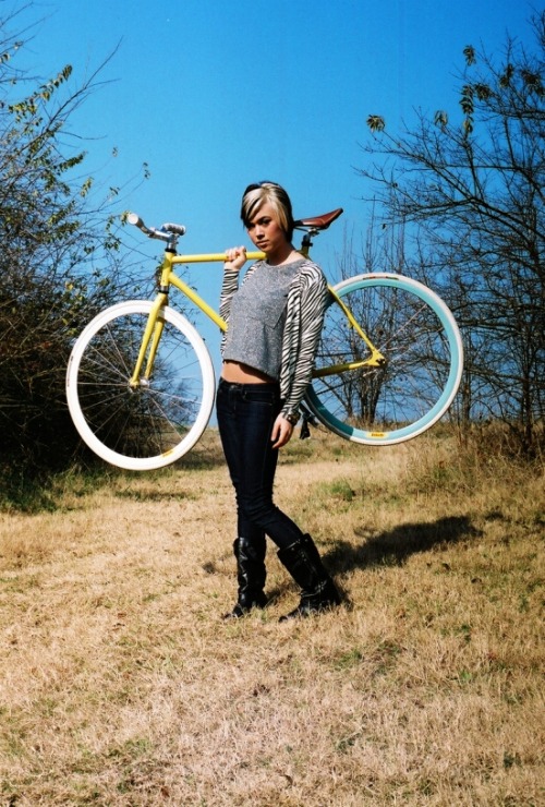 bisikleta:  bikesandgirlsandmacsandstuff:  bikes-cycling:  (via biketees, cyclop)