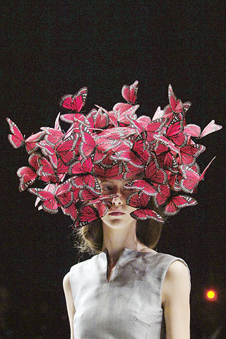 oceanfragrances:  tulletulle:  A similar picture of this look is pasted on the front