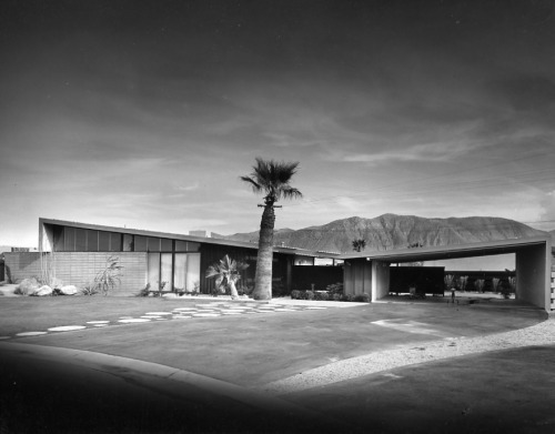 Royal Desert Palms (Twin Palms) architect: William Krisel, 1957; photo: Julius Shulman