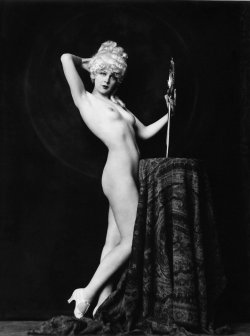 gh2u:  wetkitty:  wickedknickers:  retrodoll:Ziegfeld girls   