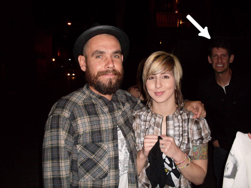 nochesdepasion:   LOL ADAM PHOTOBOMB.   OH MY GOD ADAM AND I MAKE THE SAME AWKWARD