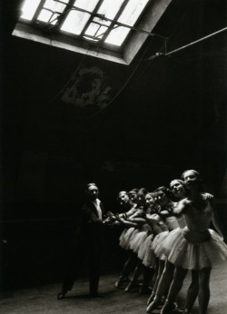 starmaps:  c-igarettes-and-coffee:  avanishedtime:  m3zzaluna:  alfred eisenstaedt, dancers rehearse tchaikovsky’s swan lake in the upper tower of the paris opera, 1932 from &lsquo;eisenstaedt: remembrances&rsquo;  