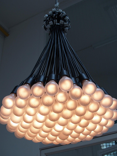 fuckyeaheyegasms:  Droog Design: 85 lamps chandelier by Rody Graumans. (via kwikzilver)  Arte! Custosa mas linda!