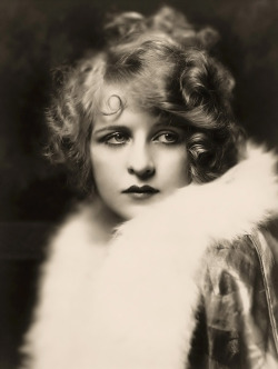 prettyguru:  bohemea:  Myrna Darby  