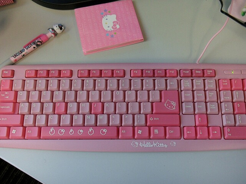 appledress:   fuckyeahgirlythings:   fuckyeahellokitty:   (via taayla)     Why don’t I have this?   Holy shit it’s an apple spacebar omg.