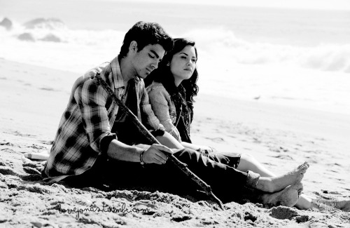 lovejonas:  This reminds me of the movie posters for Dear John.