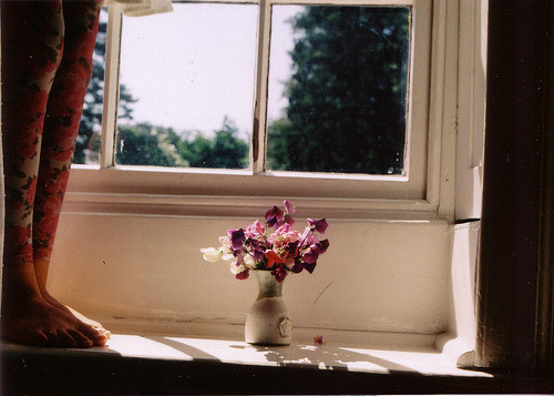 foralskelse:  (via vild)   Hi!! Those are my feet! I remember when i took this it took ages to get it right because i had to keep hiding from the japanese tourists. I thought it might be considered sacrilegious to be found balancing on Jane Austen’s