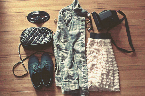 fashionfever:  black plastic mask, quilted chain bag, forest green oxfords, grey