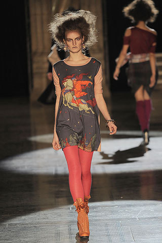 narglesandhumdingers:  igotosleeptodream:  vivienne westwood fall 2010 rtw  