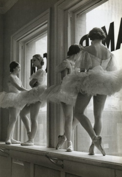the-radio-ballet:  breathingvioletfog:  liquidnight:  Alfred Eisenstaedt - Dancers pause in the windows of their rehearsal room at the Balanchine School of the American Ballet Theatre, New York City, 1936 From Eisenstaedt: Remembrances   