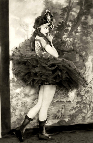 breathingvioletfog:  (via allegra) oh my! I wish I was this lovely. 