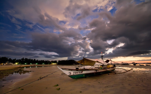Sunset in Malapascua Island, Philippines© Aleksandr Marinicev