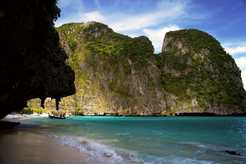 Maya Bay, Thailand © Anton Koriakin Maya Bay is a stunningly beautiful bay that’s sheltered by