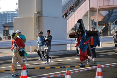 maezono:  beko021:  hikol:  東京マラソンで神が走ってた。 on Twitpic