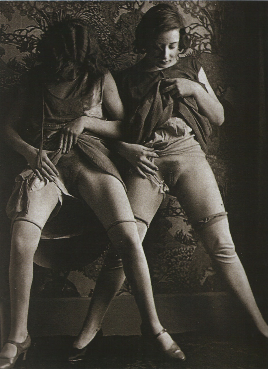 Explore thyself. delightandskin:  ledanger:  queering:  1000 dessous: I’ll show
