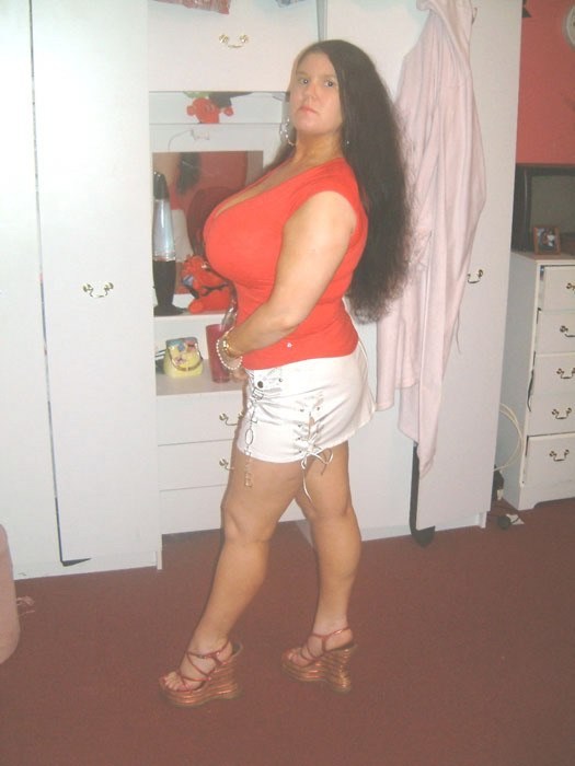 smoothieluv:  via www.topheavy.com   top heavy yes she is but the face of who you