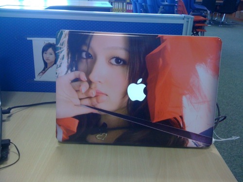 maezono:  shimmycap:  僕のMacbook Risakoにも梨沙子デカールはりたい！ idolwanted:  Koharu laptop sticker for Macbook 