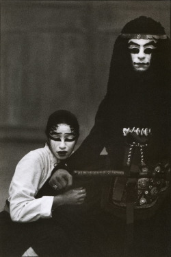 thesilvermillennial:didoofcarthage:  liquidnight:  Martine Franck Iphigenia in Aulis by Euripides Iphigenia played by Nirupama Nitayanandan, Agamemnon played by Simon Abkarian, Théâtre du Soleil, Cartoucherie de Vincennes Paris, France, 1990 From Martine