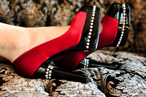 peacelovechanel:  tropdetout:  (via seaofshoes) Chanel Cap Toe Pumps 