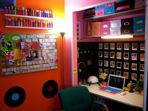 monlopez:  shuffledkisses:   (via staree) A must for my room :) :) Just remove the guy’s picture and replace it with my team’s ;) 