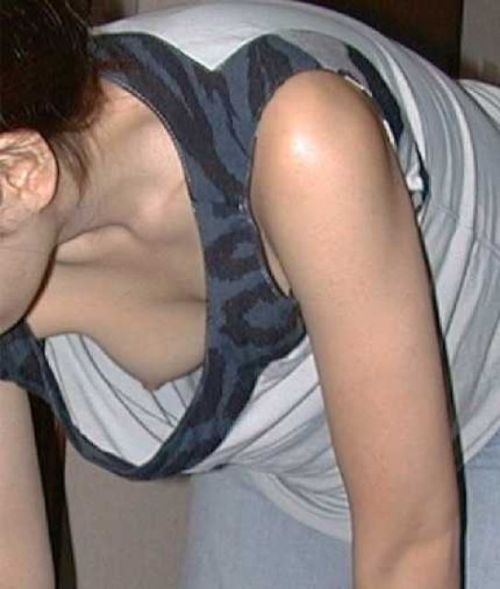 Vickie downblouse cleavage