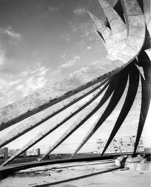 Catedral Metropolitana Nossa Senhora Aparecida Brasília; architect: Oscar Niemeyer, photo: Lucien Hervé, 1961