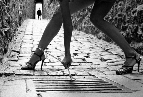 chaingirl:  miellize:  wegrindtothebeat:  (via salacious-things, curves-n-lights)