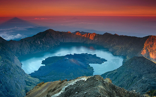 “Crimson Sunrise” Gunung Rinjani,Lombok,Indonesia (via ChKESE) View from the summit of M