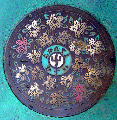 ofuji:tokori:miso0nok:sntkny:piyorisa:idol-hands:Japanese Manhole Covers(via firsttimeuser)