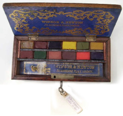 bear-ballet:  ragsandtatters:  thehermitage:  simplesue:  Antique Winsor &amp; Newton watercolor box    Oh! I have a modern one, and it’s nowhere near so pretty.  Sigh   this makes mine look rather banal!