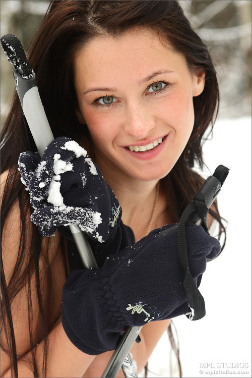 greeneyesaresexy:  babesinsnow:  Teach me to Ski  .