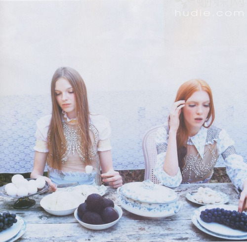 sunshine-pie:  tulletulle:  vladimirnabokov:  alittlestringaroundmyfinger:(via frogsandcrowns & helloluxlisbon.)  agh Miu Miu + picnic + redheads please be my life  