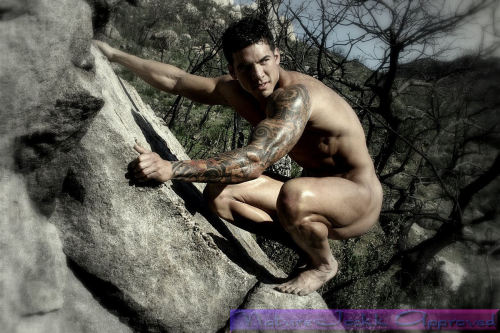 twofishworld:  cremeofthemen:  The sleeve tattoo and the muscles…d-d-dang. (via naturejockk)  