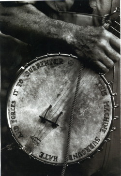 visionaria:  (Pete Seeger and his banjo)