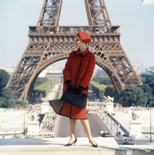 sugarspun:  theindiehippie:bornconfused:   Taken by Norman Parkinson   