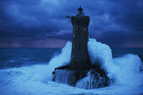 fuckyeahprettyplaces:Phare de Four, Porspoder, France. 