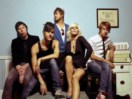 flxfelicis:   kingofspain:   (via outfromunder)   OMG WHAT BAND IS THIS?! I honestly remember them because that skinny dude with the mohawk’s name is Felix, too! ahah   THE SOUNDS <3 Maja’s a free bitch :)