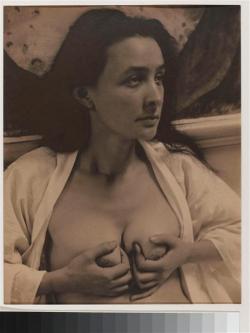 bonoist:  billyjane:  Alfred Stieglitz ~Georgia O’Keeffe,1918  