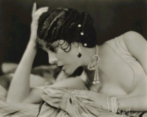 prettyglam:  mothgirlwings:  Miss Olive Borden and her awesome necklace Circa: 1920s  